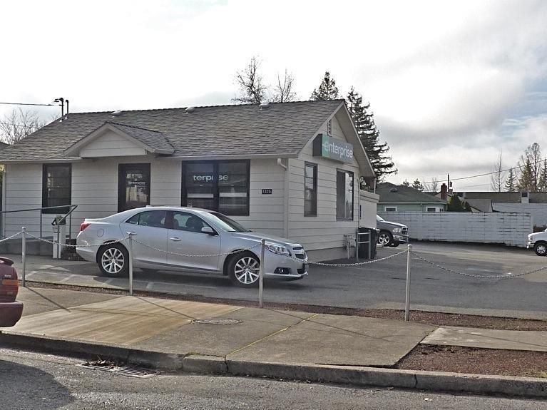 1325 NE 7th St, Grants Pass, OR 97526